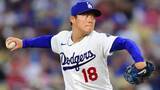 「山本由伸がベッツに感謝のハイタッチ　2ラン浴びた後に強烈な援護　ベッツはおしりをたたき気合入れてあげる」の画像1