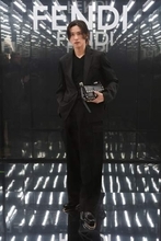 目黒蓮、ブランドアンバサダーを務める『FENDI』のコレクションに参加　MINA、バンチャンらも出席