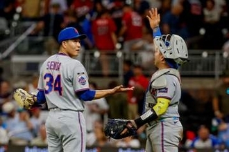 【MLB】メジャー初セーブの記念ボールを客席に投げ込まれ千賀滉大が大爆笑　失態にようやく気づいた右翼ベンジは頭抱えフリーズ…