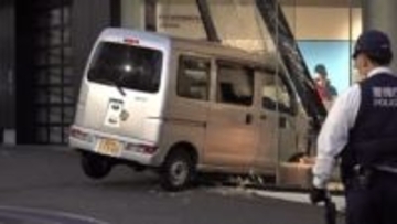 「ポルシェ」ショールームに車突っ込む　ケガ人なし　運転の80代男性、アクセルとブレーキ踏み間違えたか