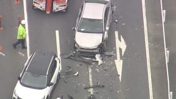 交差点で多重事故…6人けが　最初の追突車が走り去ろうとして次々に衝突か　群馬・館林市