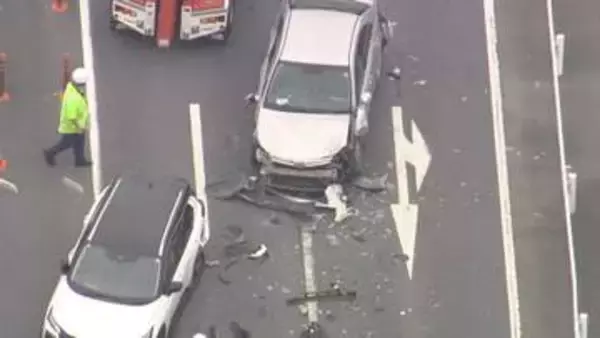 交差点で多重事故…6人けが　最初の追突車が走り去ろうとして次々に衝突か　群馬・館林市
