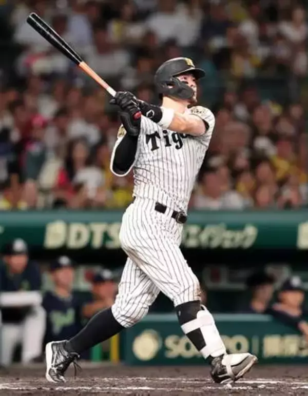 【阪神】佐藤輝明が8回の打席を終えて交代　40本塁打には届かずも…打率.306・39本塁打・106打点で史上9人目の“三冠王”