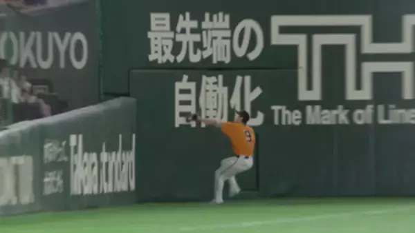 【巨人】松本剛が移籍後初レフトで初回いきなりの好プレー　ファウルゾーンへの大飛球をフェンスギリギリでキャッチ