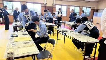 窃盗事件を想定して指紋・足跡採取　鑑識技術の競技会　埼玉県警・狭山警察署