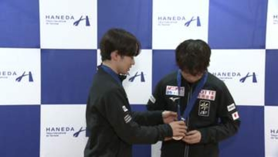 メダルの見せ方にこだわる鍵山優真　佐藤駿のチェックしすぐ修正　五輪ではマスコットをかわいくセットするレクチャー動画も