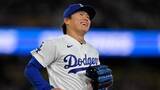 「ドジャース・山本由伸が華麗な“マリオジャンプ”　高く浮いたトスに対応しフリーマンと笑顔のグラブタッチ」の画像1