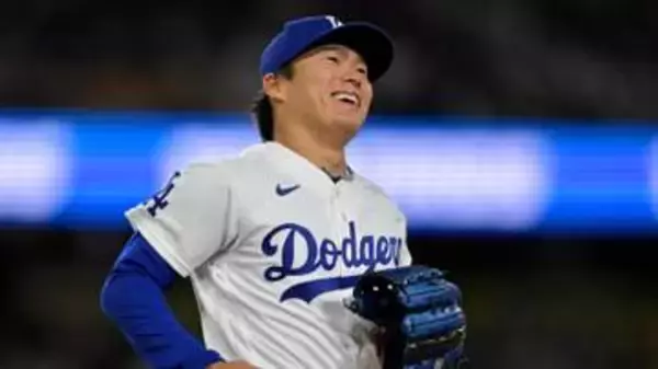 ドジャース・山本由伸が華麗な“マリオジャンプ”　高く浮いたトスに対応しフリーマンと笑顔のグラブタッチ