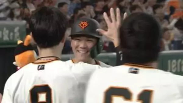 【巨人】坂本勇人が待望の今季第1号！　スタンドギリギリに飛び込んだ打球に歩みを止めて驚きの表情