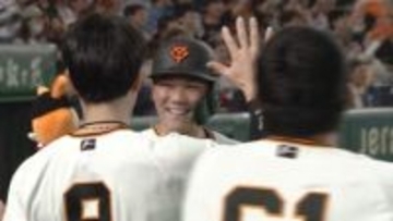 【巨人】坂本勇人が待望の今季第1号！　スタンドギリギリに飛び込んだ打球に歩みを止めて驚きの表情