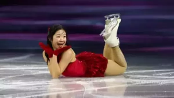 笑顔はじける中井亜美の演技に会場わく　氷上で横になりキュートなポーズ　赤い衣装で華麗に舞いファンの心をつかむ　〈フィギュアスケート/エキシビション〉