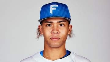 【日本ハム】水谷瞬に送球が直撃するアクシデント...球場騒然　直後の守備につく