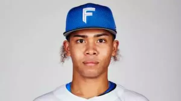 【日本ハム】水谷瞬に送球が直撃するアクシデント...球場騒然　直後の守備につく