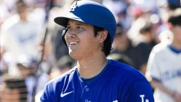 大谷翔平が開幕前にヒヤリ　手をついてライナーよける　キム・ヘソンににらみきかすもすぐ笑顔に