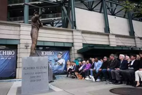 【イチロー】マリナーズ本拠地の銅像除幕式に参加　バットが折れるハプニングも起こり苦笑い「まさかここでもマリアノに折られるとは…」とジョークで笑いに変える