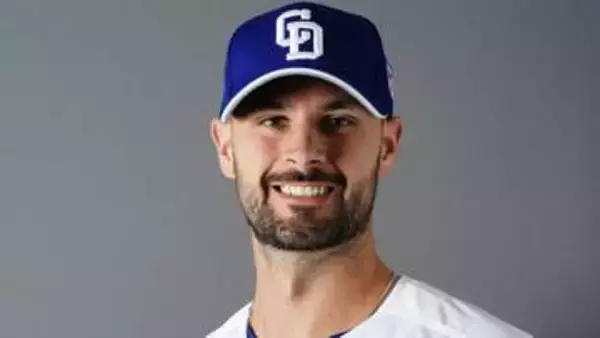 【中日】マラー来日初打点　3塁目指すもタッチアウト　2mの巨体が宮﨑敏郎に突撃