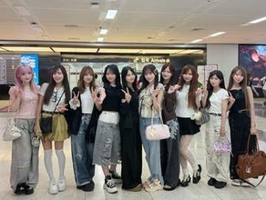＝LOVE、金浦国際空港で10人そろってポーズ　韓国の音楽番組に出演予定