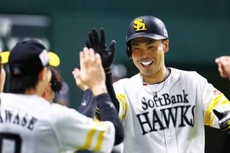 【ソフトバンク】近藤健介　ビールかけ栗原乱入で喜び爆発　目標「3割30本100打点っていう目標に向かって」　日本一2連覇への意気込みも
