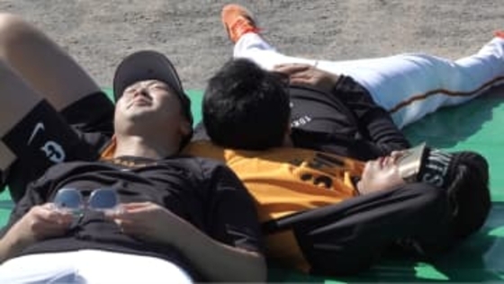 田中瑛斗のおなかで休憩タイム？　巨人・則本昂大は新天地にもなじんだ様子で軽快に練習こなす