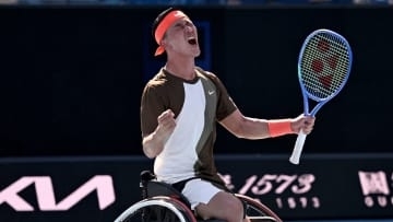 19歳・小田凱人が全豪オープン2度目の優勝　雨で約1時間中断...集中切らさずフルセットの激戦勝利〈車いすテニス〉