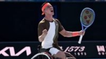 19歳・小田凱人が全豪オープン2度目の優勝　雨で約1時間中断...集中切らさずフルセットの激戦勝利〈車いすテニス〉