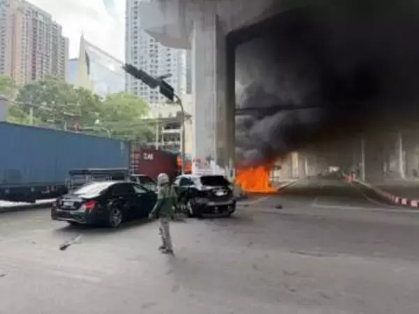 貨物列車とバスが衝突　8人死亡　タイ・バンコク中心部