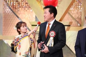 川合俊一会長がバレー女子日本代表ねぎらう　195cmの長身からのハイタッチにリベロの小島満菜美が大きく見上げる