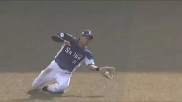 「【西武】西川愛也が華麗にスライディングキャッチの好守披露　昨季GG賞の美技をファン総立ちで称賛」の画像