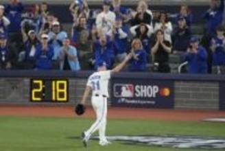 41歳シャーザーが大一番で5回途中1失点　納得の表情を見せ降板　観客の歓声に応える