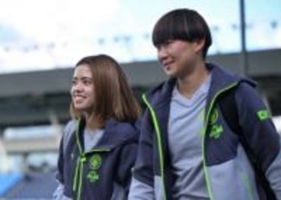 【なでしこ】連戦終え機内での一幕がほっこり　長谷川唯が藤野あおばの行動を撮影　その手にはタブレット、観ていたものは？