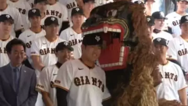 【巨人1軍】那覇キャンプスタート　恒例の沖宮参拝＆獅子舞登場…石塚裕惺＆リチャードは笑顔で“ガブリ”