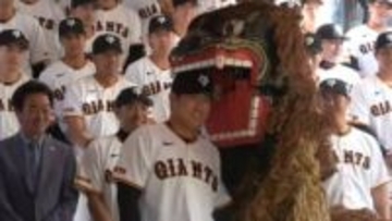 【巨人1軍】那覇キャンプスタート　恒例の沖宮参拝＆獅子舞登場…石塚裕惺＆リチャードは笑顔で“ガブリ”