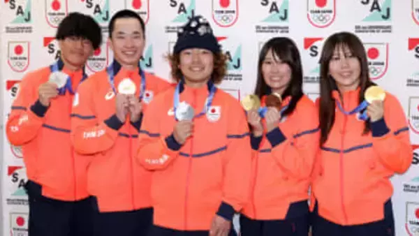 スノーボードの仲良しオフショット　木村葵来の頭を刈ろうとする長谷川帝勝　村瀬心椛らが五輪特別仕様の写真撮影やご褒美の焼き肉も一緒に