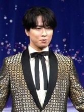 Snow Man・宮舘涼太、キラキラ衣装を1回転しながら披露　「40周年を記念しまして」