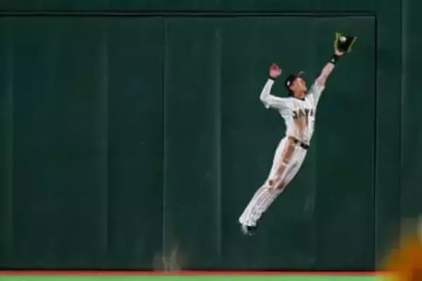 周東佑京がフェンス際でスーパーキャッチ　接戦の9回に好守備みせる　8回に気迫ヘッスラで盗塁も