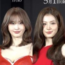 TWICE　MOMOとSANA　真っ赤なドレスで登場　MOMOが今欲しいものは「かわいいやつ」