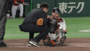 【巨人】岸田行倫が負傷交代　守備でファウルチップが右膝直撃のアクシデント　大城卓三が交代出場しマスク被る