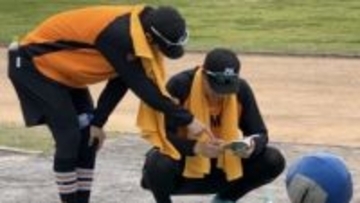 【きょうの1シーン】新人投手が選手名鑑に興味津々