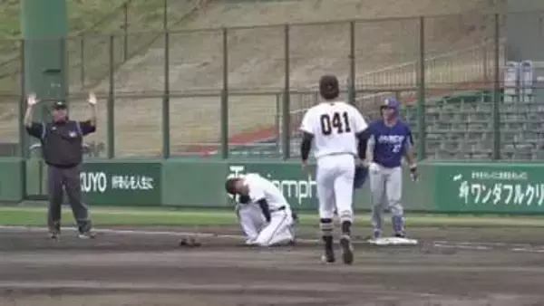 「巨人・吉川尚輝　3軍戦で実戦復帰もランナーと接触し左肩を押さえうずくまる場面」の画像