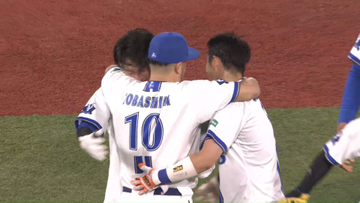 DeNA捕手陣が歓喜の輪で熱いハグ　3選手が出場の総力戦制して6連勝　15日は貯金生活突入なるか