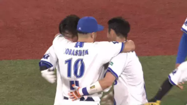 DeNA捕手陣が歓喜の輪で熱いハグ　3選手が出場の総力戦制して6連勝　15日は貯金生活突入なるか
