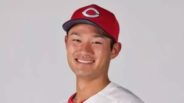 【広島】4年目外野手・名原典彦と支配下契約「急に伝えられてビックリ」　背番号は「92」　笑顔でサインする様子も