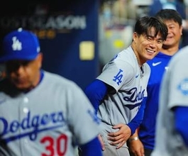山本由伸のおしりをぺちん　ロバーツ監督が好投よろこび手荒い祝福