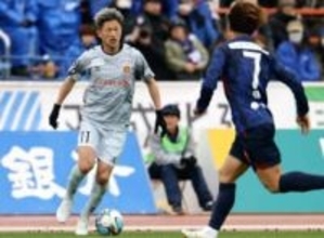 “キングカズ”三浦知良　59歳の誕生日に“59本の赤いバラ”「一分でも長くピッチに立てるように努力していきたい」今月1725日ぶりにJリーグの試合に出場