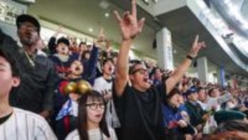 「最高の席！！」侍ジャパンの応援団に？　アダム・ジョーンズやジェレミー・ガスリーが外野席を体験【WBC】