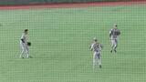 「【巨人】浅野翔吾の今季初ヒットは予想外の二塁打　高く舞い上がった打球は3選手の間にポトリ」の画像1