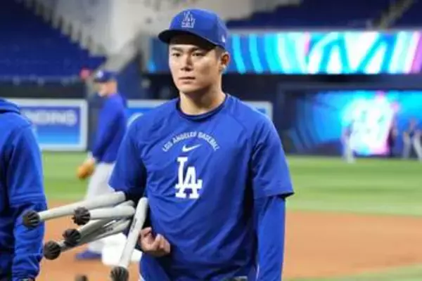 山本由伸、シャンパンファイト翌日もいつものルーティン　やり投げトレ用具抱え登場　スネルらに手を振り、スタッフや警備員一人ひとりに挨拶する姿も