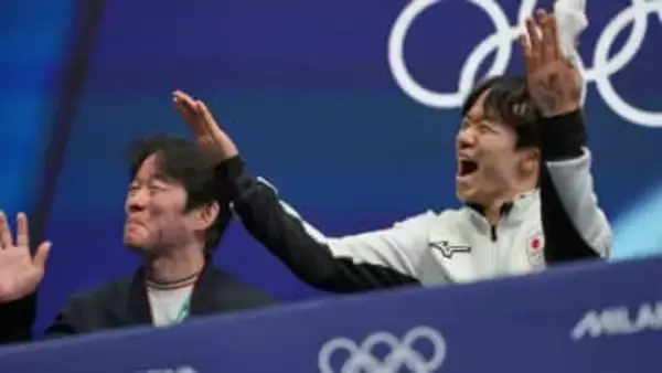 鍵山優真の父もホッと一息　大舞台に挑んだ息子にねぎらいのハグ　高得点には「フー」と額の汗を拭うしぐさも【フィギュア男子シングルSP】