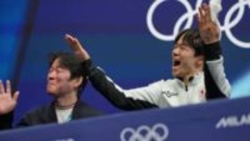 鍵山優真の父もホッと一息　大舞台に挑んだ息子にねぎらいのハグ　高得点には「フー」と額の汗を拭うしぐさも【フィギュア男子シングルSP】