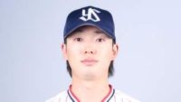 【ヤクルト】長岡秀樹が回転送球で間一髪アウト!!　初回から飛び出たファインプレーで広島の先制を阻止　リプレー検証後覆る